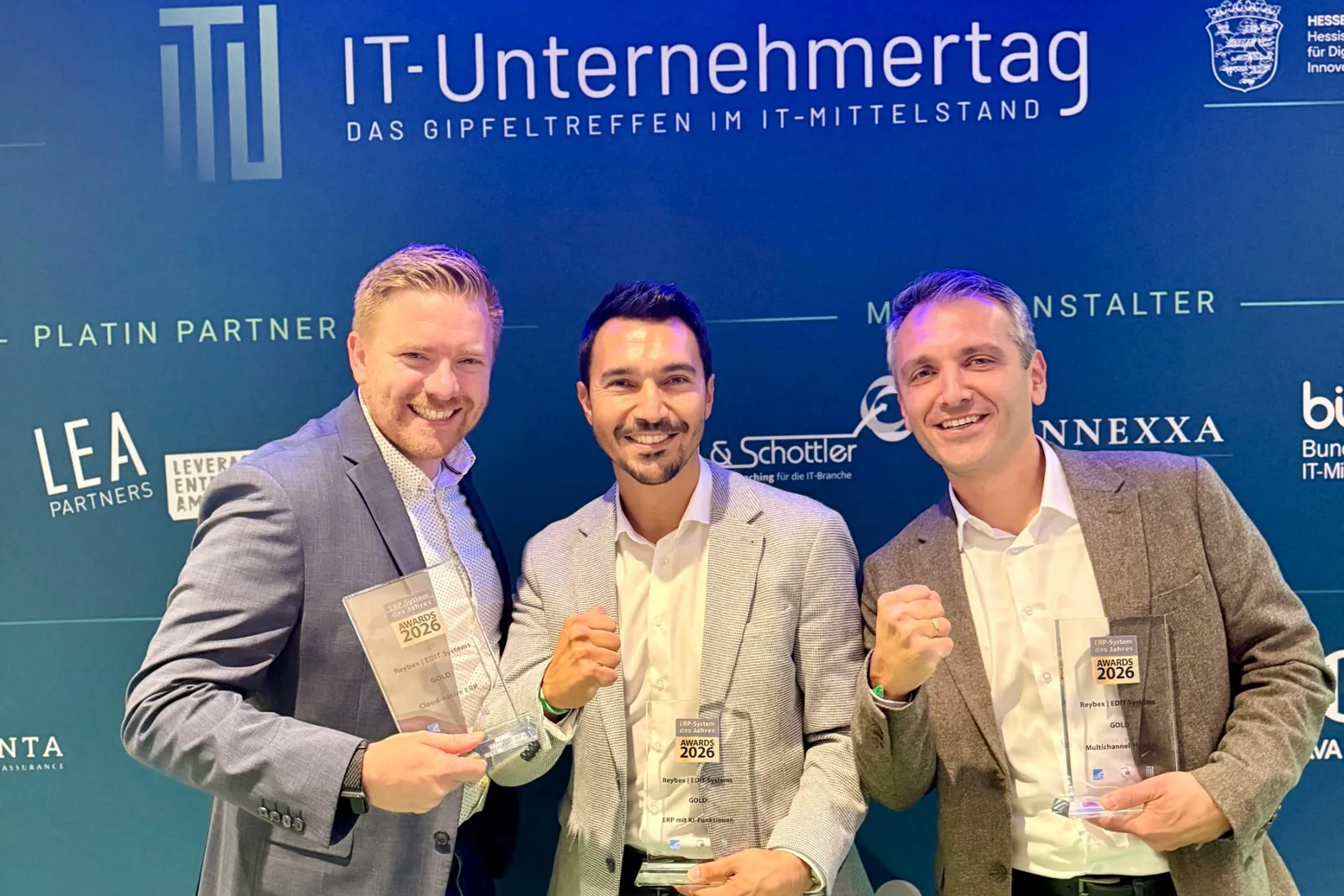 Alexander Warmers, Selcuk Acar und Tolga Acar mit den drei Gold-Auszeichnungen beim ERP-System des Jahres 2026