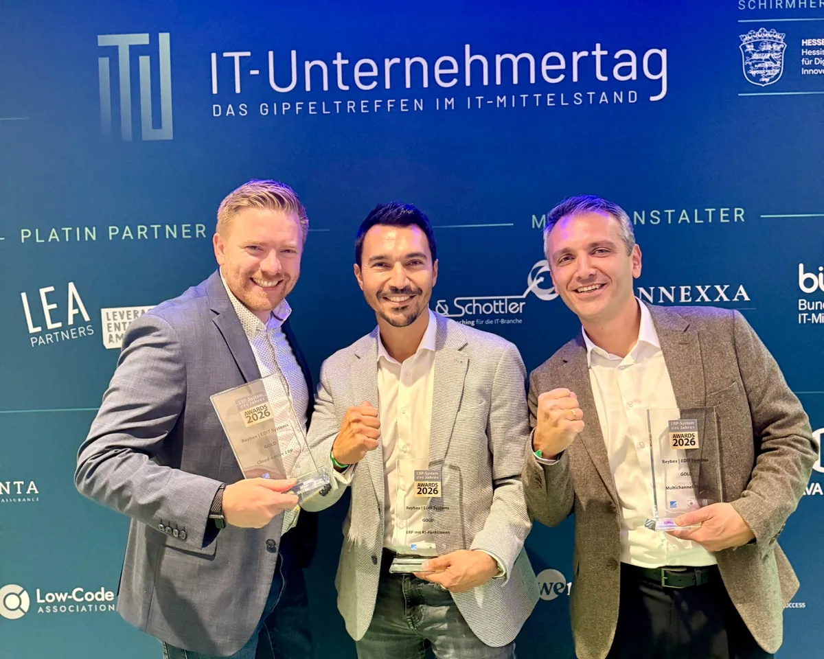 Alexander Warmers, Selcuk Acar und Tolga Acar mit den drei Gold-Auszeichnungen beim ERP-System des Jahres 2026